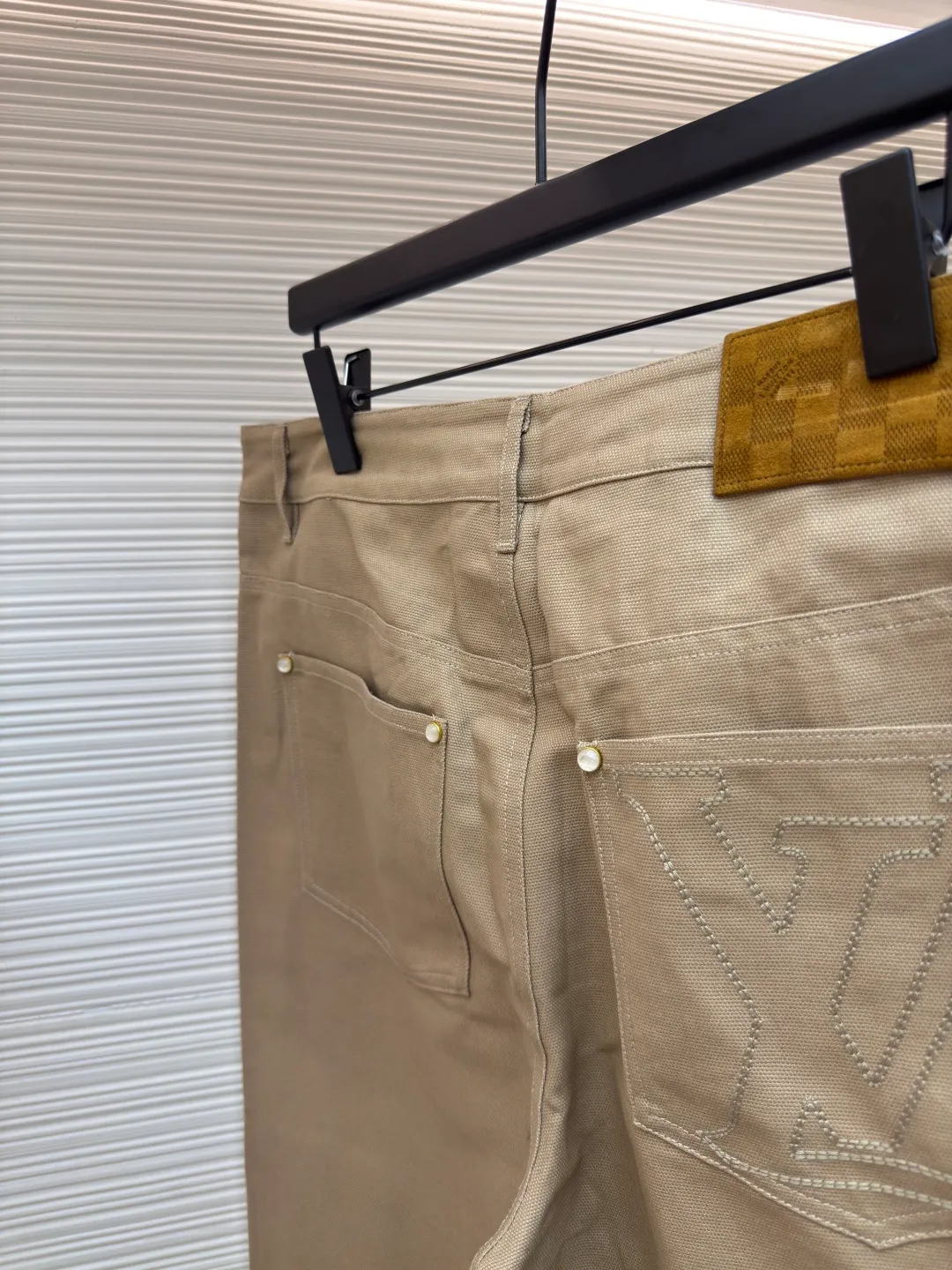 LOUIS VUITTON slub martin trousers ●Authentic product: purchased and developed for 10800 ●Item number: 1680309-B50 ●Fabric: small martin yarn-dyed fabric ●Technology: made on positioning cutting machine ●Version: fitted version ●Weight: about 560 grams ●Size: 44-46-48-50 ●Description: The fabric is made of Little Martin yarn-dyed fabric, the warp and weft yarns are 7s+7s double-twisted, the fabric is made of long lathe dyeing process, the color of the bulk fabric is custom-dyed, the small jacquard fabric for the collar is custom-woven, the back pockets are made of domestic high-speed machines, mercerized tatami The embroidery method is matched with rayon twill satin lining. The back square leather tag is made of two-layer cowhide and pressed with an embossed mold. The I-shaped buckle and rivets are made of antique gold-plated bases. The interior is inlaid with polished high-gloss mother-of-pearl. The shells are laser-engraved with letter patterns. The overall routing is straight and delicate, the fabric is comfortable and soft, the color is consistent and there is no color difference, it can be matched with the same style to create a fashionable look, and can be used in various occasions, customized accessories, complete with three standards, the same style for men and women!